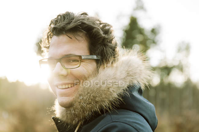 Alemania, Renania del Norte-Westfalia, Bonn, hombre durante la caminata de invierno en Waldua en Venusberg - foto de stock