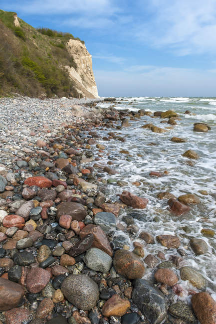 Germania, Meclemburgo-Pomerania occidentale, Rugen, costa baltica con pietre sulla riva contro l'acqua — Foto stock