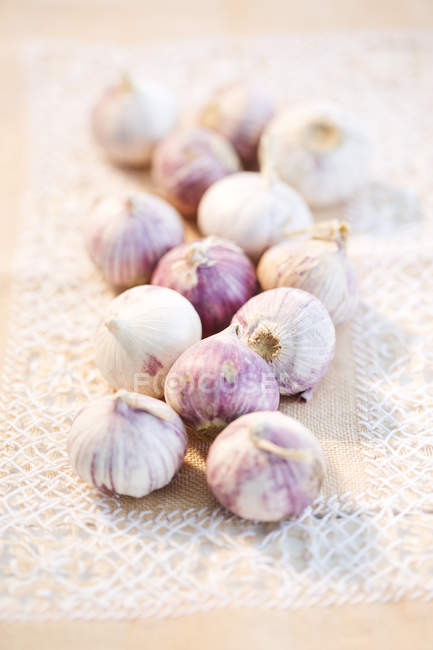 Primo piano di bulbi grezzi di aglio su rete — Foto stock