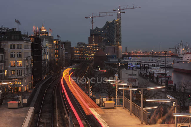 Deutschland, Hamburg, Schiffe auf der Elbe und fahrender Zug am Morgen — Stockfoto