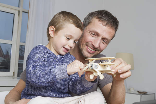 Vater und Sohn spielen mit Modellflugzeug — Stockfoto