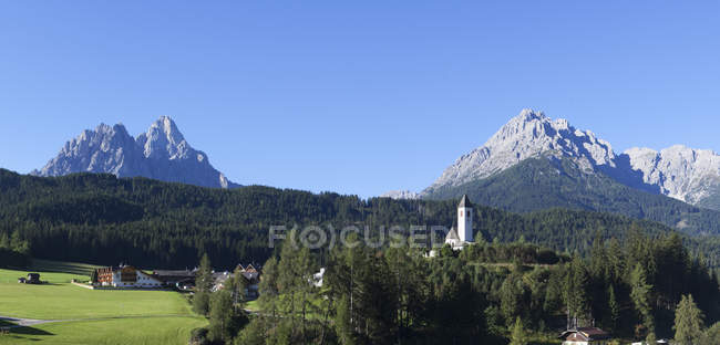 Chiesa parrocchiale e Dolomiti di Sesto, Italia, Alto Adige, Versciaco — Foto stock