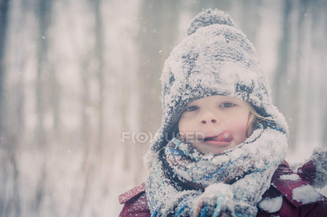 Портрет мальчика в снегу зимой — стоковое фото