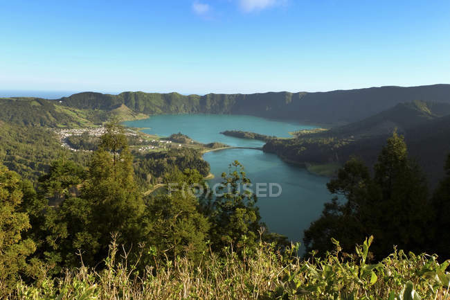 Portugal, Azores, Sao Miguel, Vista desde Caldeira das Sete Cidades hasta Lagoa Azul y Lagoa Verde - foto de stock