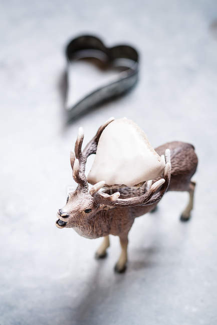 Herzförmige Ausstechform und Weihnachtsgebäck mit Hirschspielzeug — Stockfoto