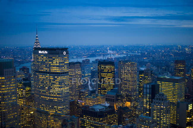 Estados Unidos, Nueva York, Manhattan, vista al horizonte iluminado al atardecer - foto de stock