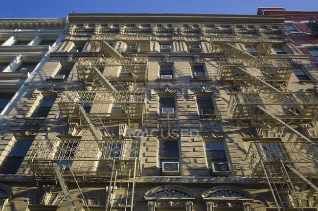 Estados Unidos, Nueva York, Manhattan, vista a la fachada de la antigua casa  multifamiliar en SoHo — Imagen en color, Edificio antiguo - Stock Photo |  #181952440