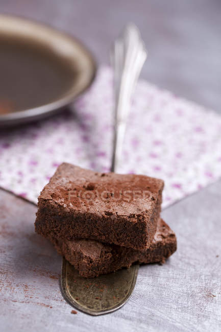 Deux brownies sur le serveur de gâteau sur la surface en bois — Photo de stock