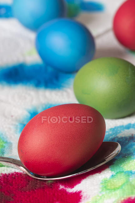 Закри фарбування пасхальні яйця з ложкою на серветці — стокове фото