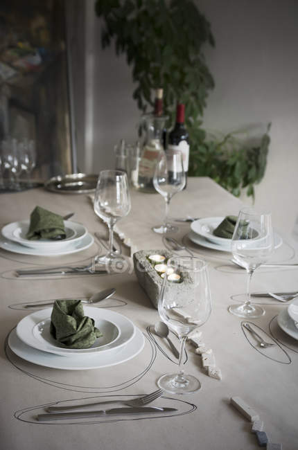 Tavolo festivo apparecchiato con decorazione individuale della tavola — Foto stock