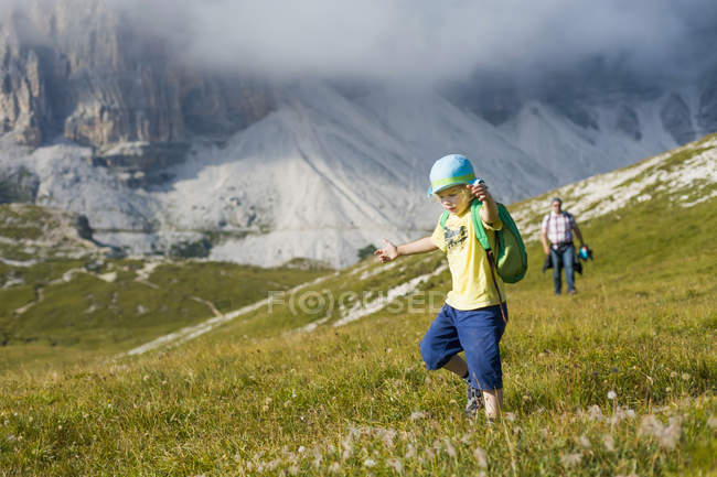 Italia, Provincia di Belluno, Veneto, Auronzo di Cadore, escursioni padre e figlio vicino alle Tre Cime di Lavaredo — Foto stock