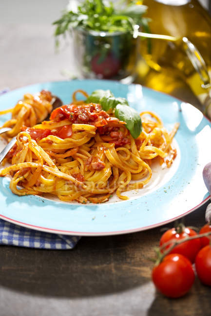 Tagliolini alla Arrabiata sur plaque bleue — Photo de stock