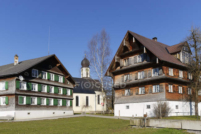 Autriche, Vorarlberg, Forêt de Bregenz, Egg, Grossdorf, maisons et église — Photo de stock