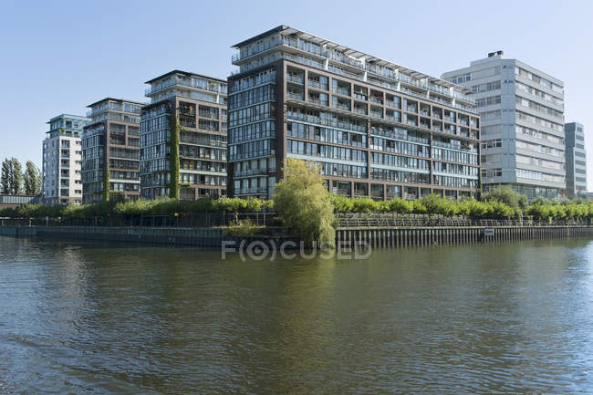 Alemania, Berlín, vista a las modernas casas multifamiliares y edificios de oficinas en el río Spree - foto de stock