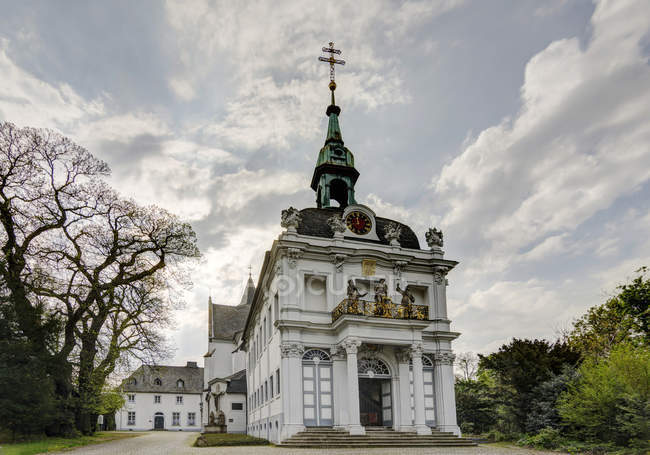 Germania, Renania settentrionale-Vestfalia, Bonn, Bonn-Ippendorf, Chiesa di Kreuzberg contro il cielo — Foto stock