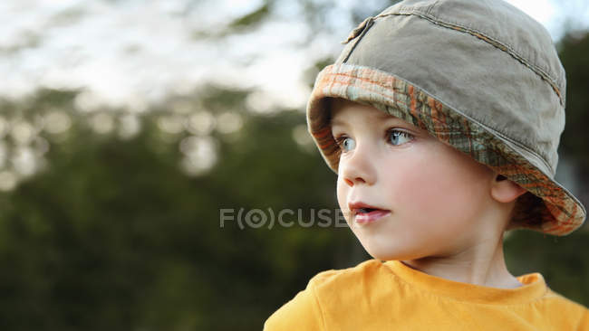 Портрет маленького хлопчика, який грає у сонячному капелюсі — стокове фото