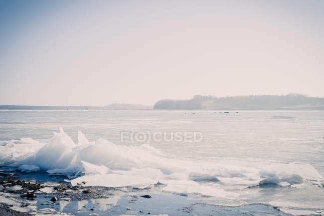 Allemagne, Mecklembourg-Poméranie occidentale, Ruegen, Gross Zicker, vue sur gelé Bodden — Photo de stock