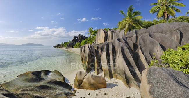 Seychelles, La Digue, vista para Anse Fonte d 'Argent com pedras esculpidas e palmeiras — Fotografia de Stock