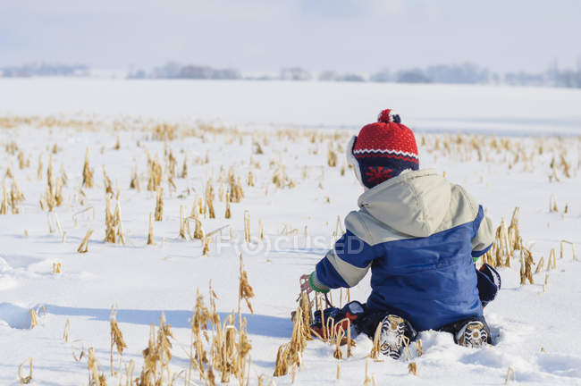 Bambino si diverte nella neve — Foto stock