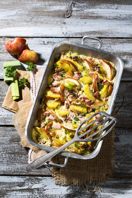 Smoked pork chop casserole with potatoes, apples, leeks and roasted walnuts — Stock Photo