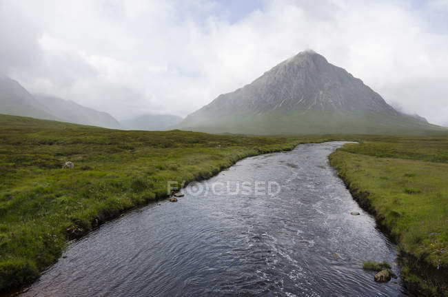 Reino Unido, Escocia, Glen Coe, Etive river y vista a Buachaille Etive Mor - foto de stock