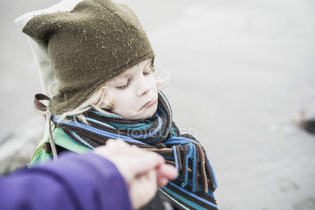 Porträt eines kleinen Jungen schmollenden Mund — Stockfoto