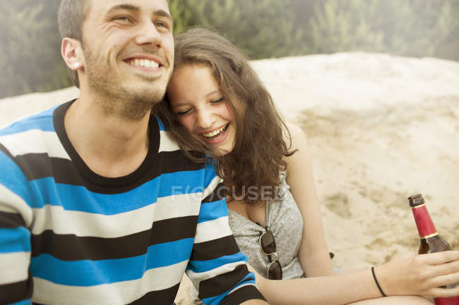 Giovane coppia divertirsi a cava stagno — Foto stock