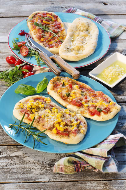 Pizza rolls, with ham, salami, mozzarella, tomato, rucola, maize and olives — Stock Photo
