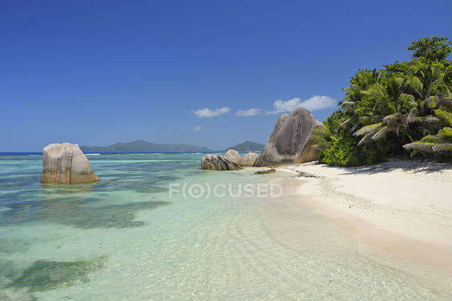 Seychelles, La Digue, vista su Anse Source d'Argent con rocce scolpite e palme — Foto stock