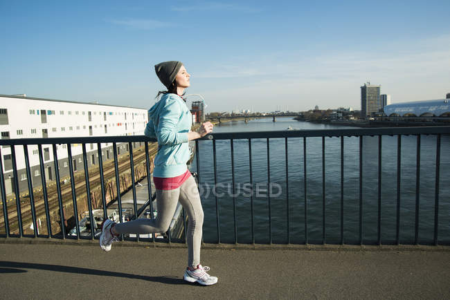 Jovem jogger feminino em movimento — Fotografia de Stock