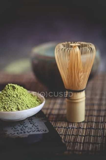 Gros plan de thé matcha japonais, poudre de matcha et fouet de thé sur fond en bois — Photo de stock