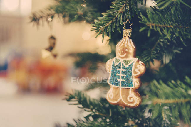 Gingerbread man hanging on a tree, Christmas decoration — Stock Photo