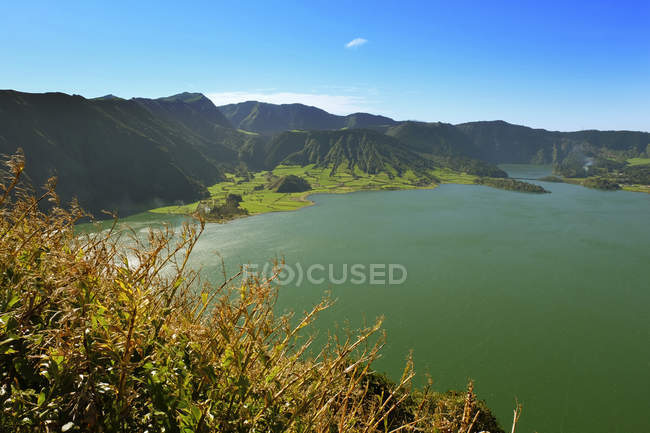 Portugal, Açores, São Miguel, Vista da Caldeira das Sete Cidades para a Lagoa Azul e Lagoa Verde — Fotografia de Stock