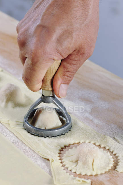 Producing homemade tortelloni, close-up — Stock Photo