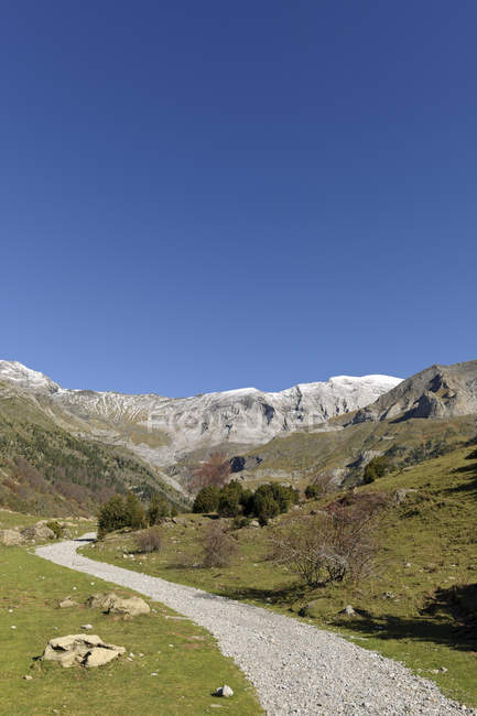 Espanha, Parque Nacional Ordesa y Monte Perdido, Caminhadas nos Llanos de La Larri durante o dia — Fotografia de Stock