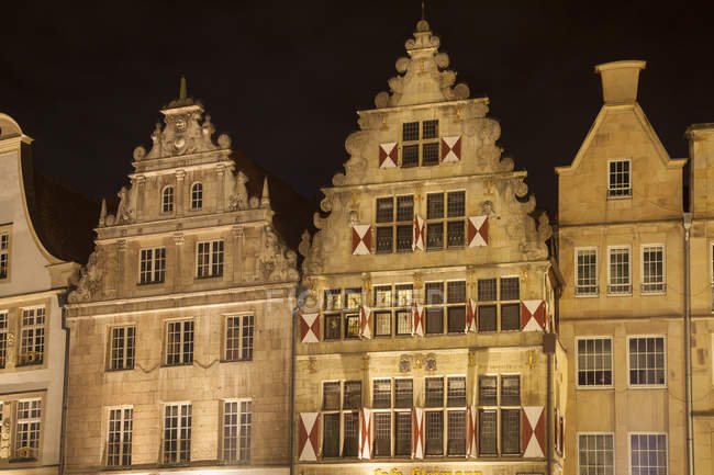 Deutschland, Münster, Häuser am Prinzipalmarkt bei Nacht — Stockfoto