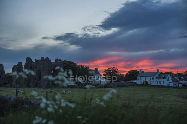 Great Britain, England, Northumberland, Holy Island, Lindisfarne, monastery in the evening — Stock Photo