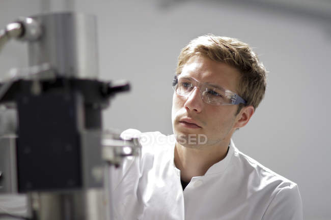 Portrait of scientist working at spectrometer in analytical laboratory — Stock Photo