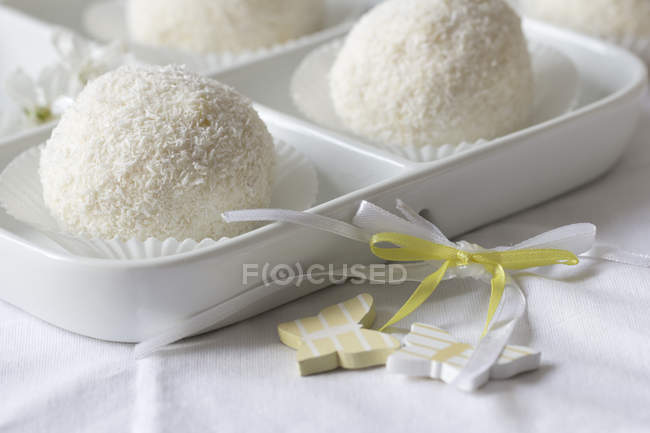Schneeballteig mit Kokosraspeln auf weißem Teller mit Dekor — Stockfoto