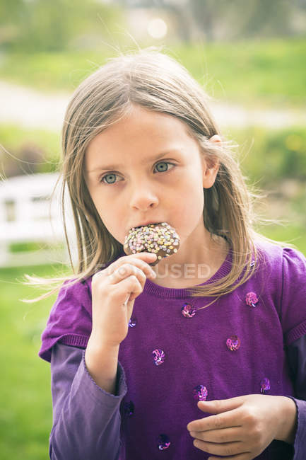 Ritratto di bambina che prova la torta pop — Foto stock