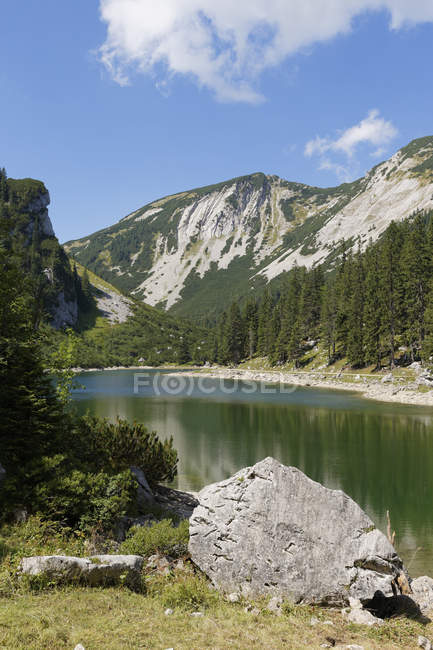Germania, Baviera, Mangfall Mountains, Soinsee e Hochmiesing rocce — Foto stock