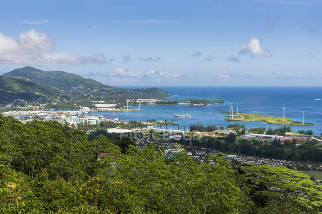 Seychelles, Mahe, Victoria, Porto e turbinas eólicas — Fotografia de Stock