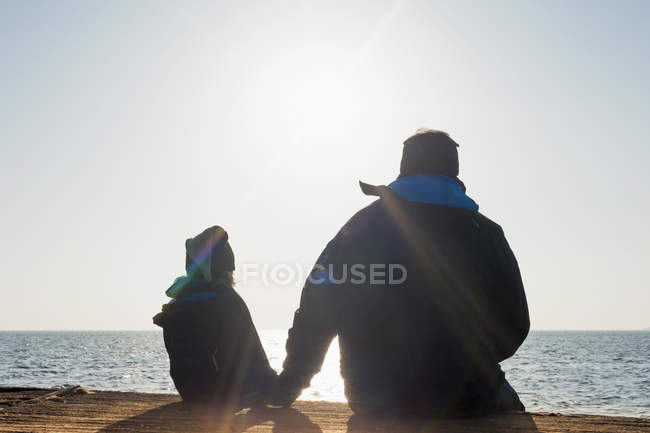 Germania, Meclemburgo-Pomerania occidentale, Ruegen, padre e figlio che guardano al mare fianco a fianco — Foto stock