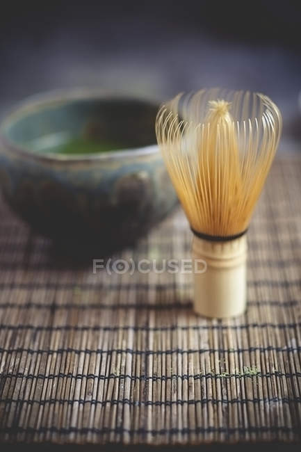Gros plan de thé matcha japonais, poudre de matcha et fouet de thé sur fond en bois — Photo de stock