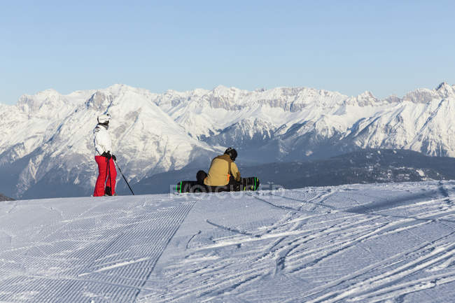 Австрия, Тироль, Инсбрук, Стубайские Альпы, Axamer Lizum и два лыжника на горе — стоковое фото