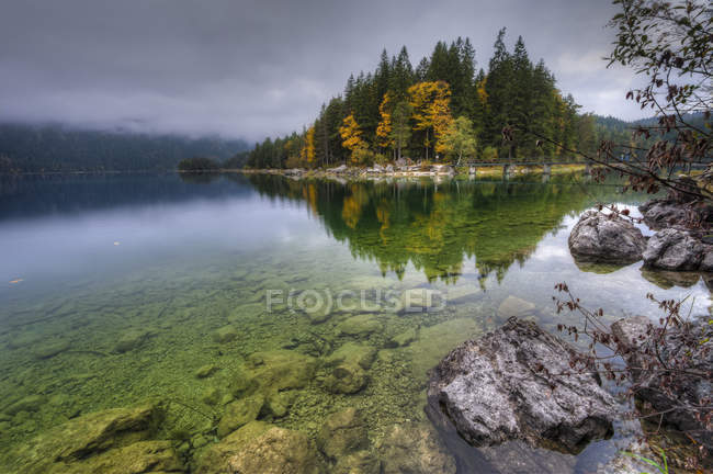 Alemanha, Baviera, Werdenfelser Land, lago Eibsee no outono — Fotografia de Stock