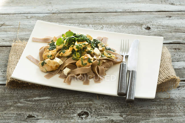Filetto di pollo con spinaci in foglia, formaggio di pecora e pasta di farro — Foto stock