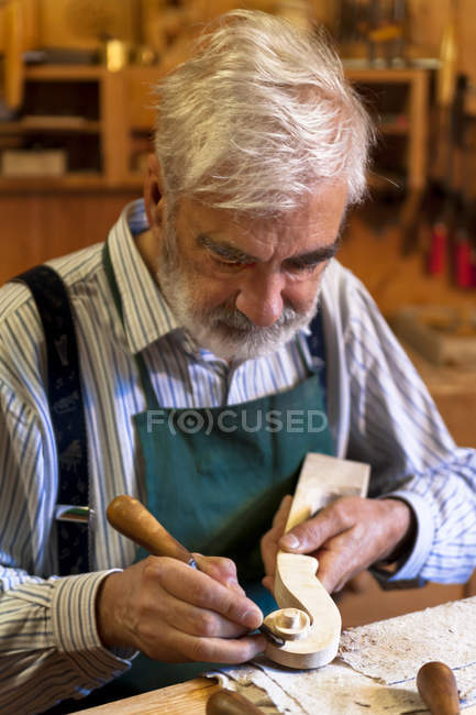 Creatore di violini al lavoro intaglio dettaglio in legno — Foto stock