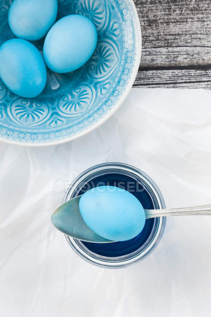Окрашенные голубыми пасхальными яйцами на деревянной поверхности — стоковое фото