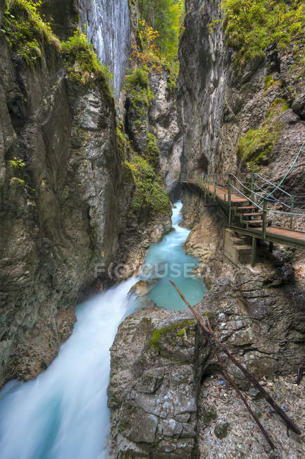 Alemanha, Baviera, Leutasch Gorge perto de Mittenwald, vista panorâmica da cachoeira entre rochas e passarela de madeira — Fotografia de Stock